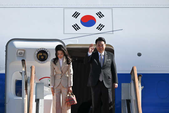 윤석열 대통령과 김건희 여사가 작년 10월 21일 서울공항에서 중동 순방 차 비행기에 오르며 인사를 하고 있다. 대통령실 제공